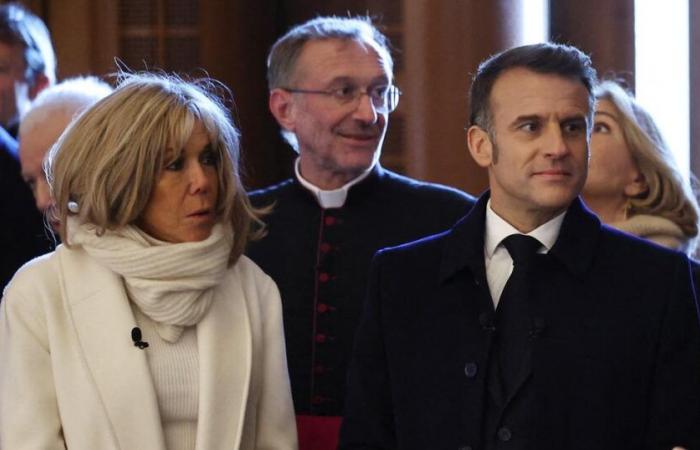 Incandescente, Brigitte Macron encontró la alternativa más chic al abrigo negro este invierno