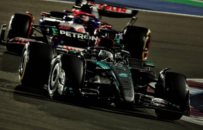 George Russell sufre un duro golpe en Qatar, Lewis Hamilton se desploma