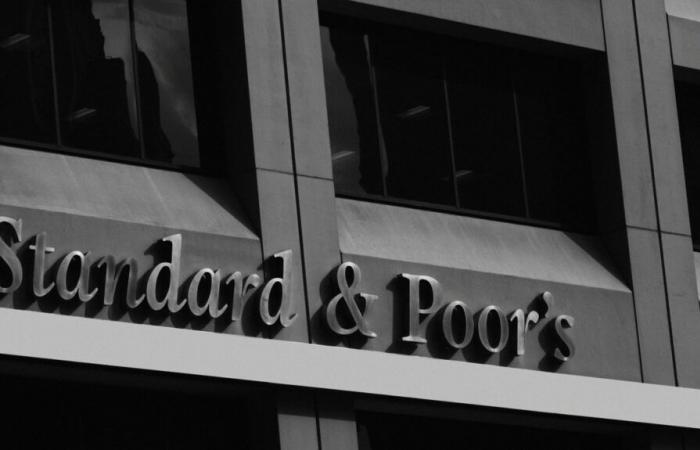 A pesar de la inestabilidad política, Francia se salva de una rebaja de calificación por parte del S&P.