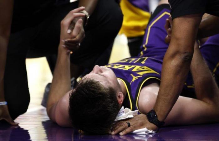 Austin Reaves de los Lakers sufre una aterradora caída contra el Thunder, pero regresa al juego después de estar en el vestuario