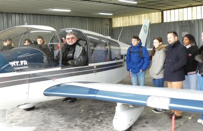 Un centenar de estudiantes del BIA visitan el aeroclub