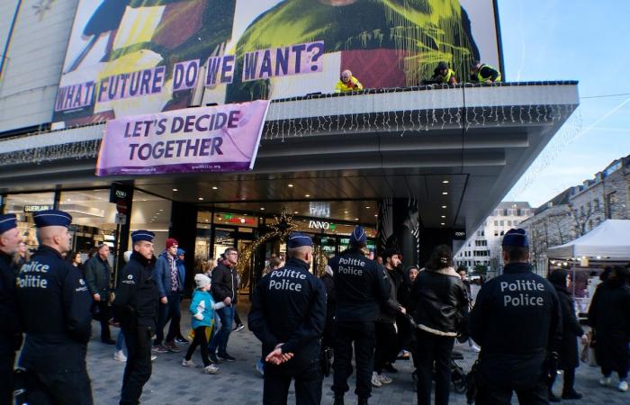 “¿Qué futuro queremos”? Activistas despliegan una enorme pancarta en el Inno de la rue Neuve para denunciar el consumo excesivo durante el Black Friday