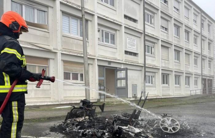 En Dinan, un coche completamente destruido por las llamas en el barrio de Fontaine-des-Eaux