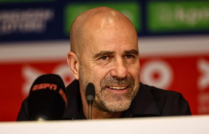 Peter Bosz responde a la entrevista de Guus Til y señala a la dirección: “Sé lo que está pasando allí”