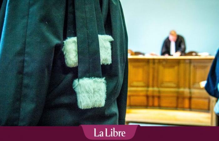 Solo ante el tribunal, exige una mejor compensación por su rodilla dañada: “Ya sabes, los médicos son como abogados”