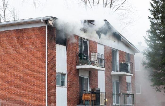 Incendio arroja a la calle a 15 personas