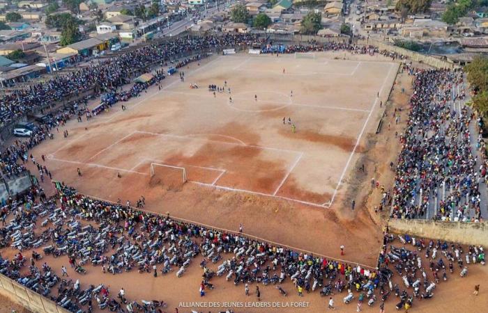 Decenas de muertos en enfrentamientos durante un partido de fútbol, ​​según los médicos