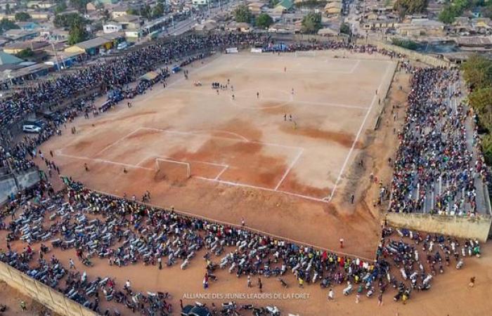 Decenas de muertos en enfrentamientos durante un partido de fútbol, ​​según los médicos