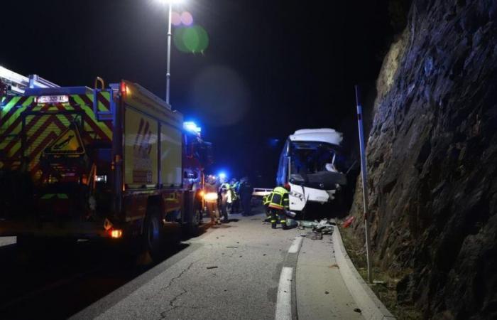 Al menos 2 muertos y 10 heridos graves en un accidente de autobús en España