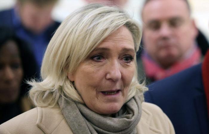 Marine Le Pen considera que el gobierno “puso fin a la discusión”