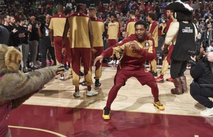 Los actos heroicos de Donovan Mitchell en el último cuarto le dan a los Cavs la victoria por 115-111 sobre los Celtics