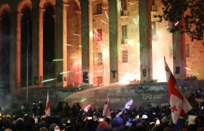 Continúan las protestas en Georgia y los manifestantes lanzan fuegos artificiales contra el edificio del parlamento