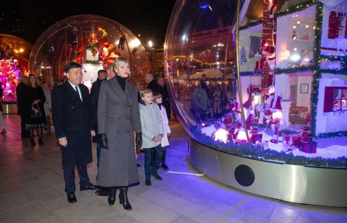 Jacques y Gabriella de Mónaco sumergen al Principado en la magia de la Navidad junto a sus padres