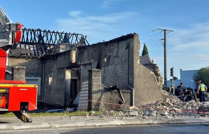 Un coche choca contra una casa en Lée y provoca un incendio, el conductor está muerto