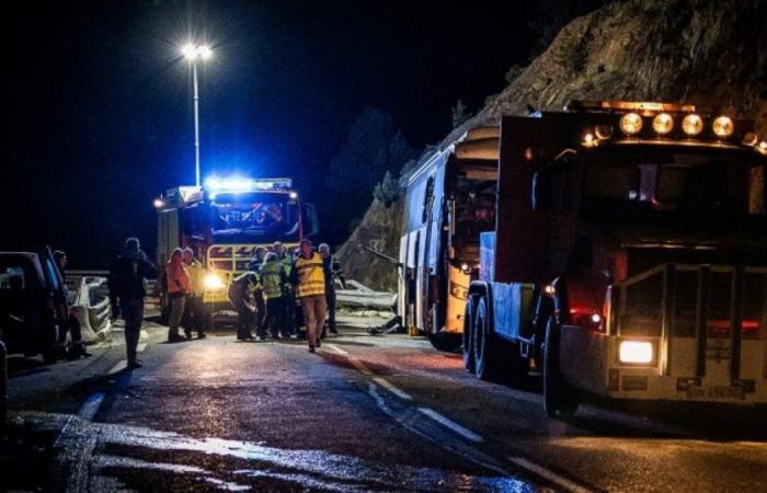 Un autobús español se sale de la carretera cerca de Andorra: al menos 2 muertos y diez heridos graves: Noticias