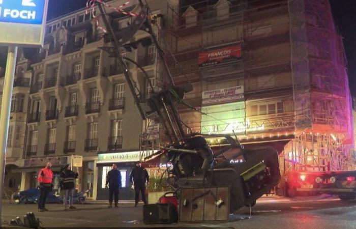 Una carroza navideña cae sobre la multitud.