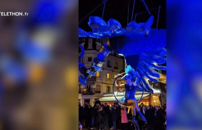 Carroza se derrumba sobre el público durante el desfile navideño