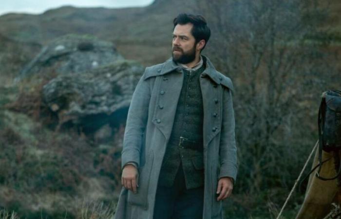 “Es un poco descabellado”… Richard Rankin reacciona a la revelación sobre el padre de Roger