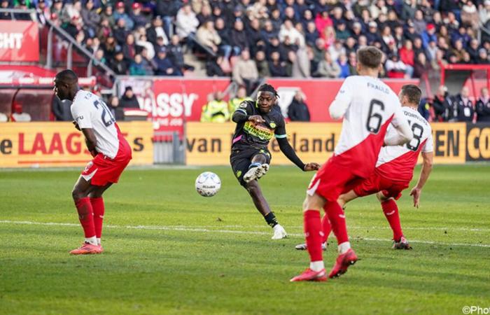 VIDEO – El líder PSV da un duro golpe al primer perseguidor Utrecht: 3 goles belgas