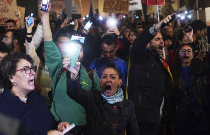 Gran manifestación en Valencia contra la “incompetencia” de las autoridades ante el desastre