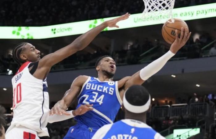 Giannis Antetokounmpo (Milwaukee) se dispara, rara victoria para Filadelfia