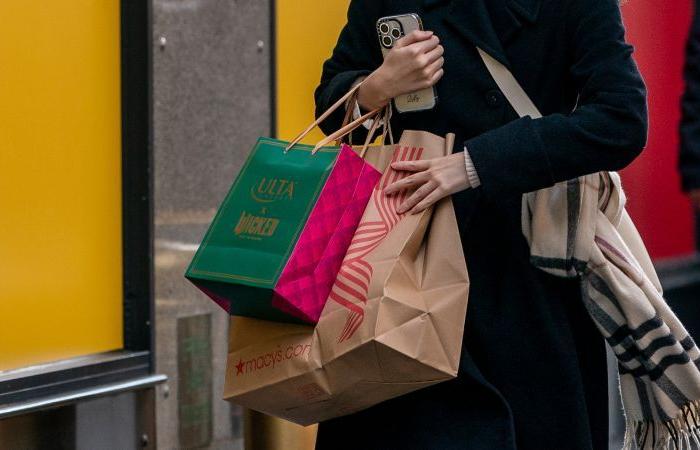 Los compradores siguen disfrutando de las rebajas del Black Friday, pero sobre todo online