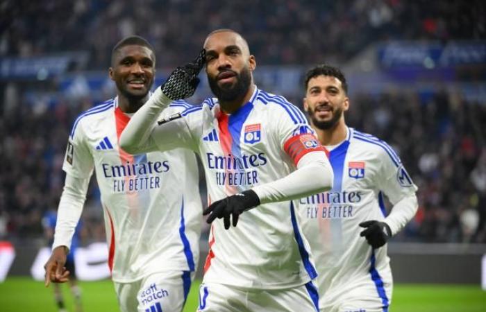 OL vence al Niza gracias a un hat-trick de Lacazette y se acerca al podio