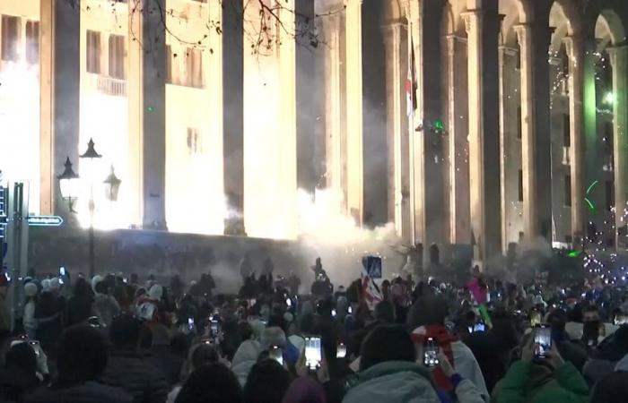 Continúan las protestas en Georgia y los manifestantes lanzan fuegos artificiales contra el edificio del parlamento