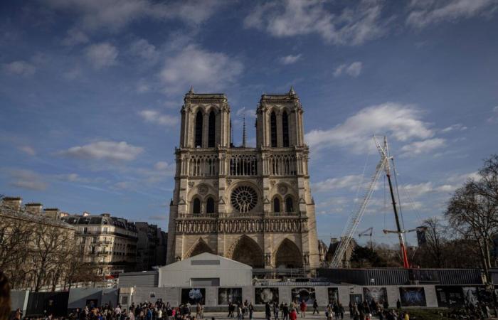 Preservación del patrimonio: artesanos locales junto a la cabecera de Notre-Dame de París