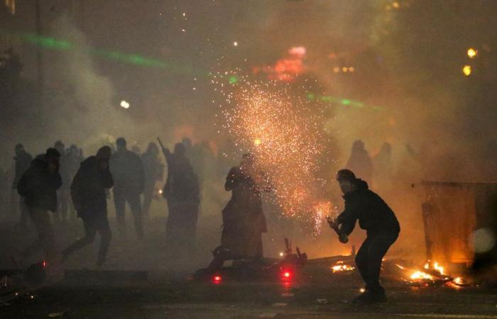 La policía georgiana dispara gases lacrimógenos para dispersar a los manifestantes, dicen agencias rusas