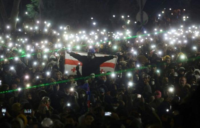 Miles de manifestantes pro-Unión Europea salen a las calles por cuarta noche consecutiva.