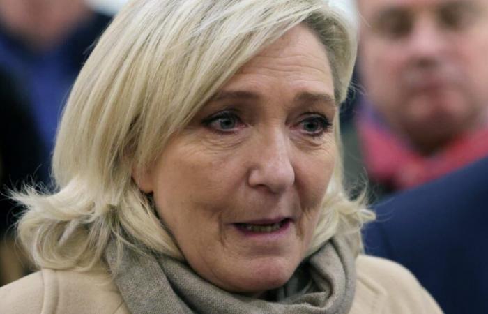 Le Pen pide al gobierno que abandone la desindexación de las pensiones para escapar de la censura