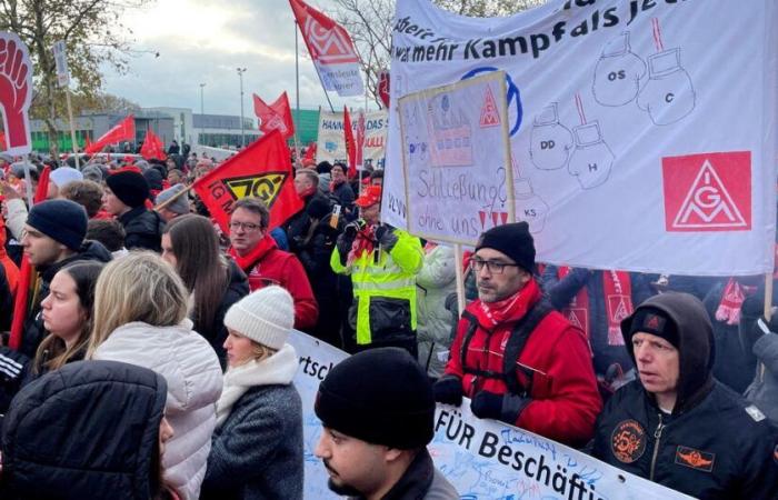 Empleados de Volkswagen en huelga para salvar sus fábricas