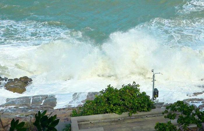 Dos turistas arrastrados por olas gigantes en Koh Samui