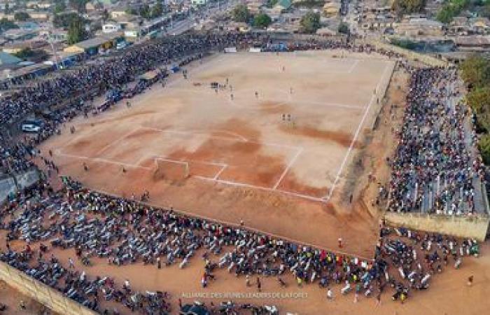 “Decenas de muertos” en enfrentamientos durante un partido de fútbol