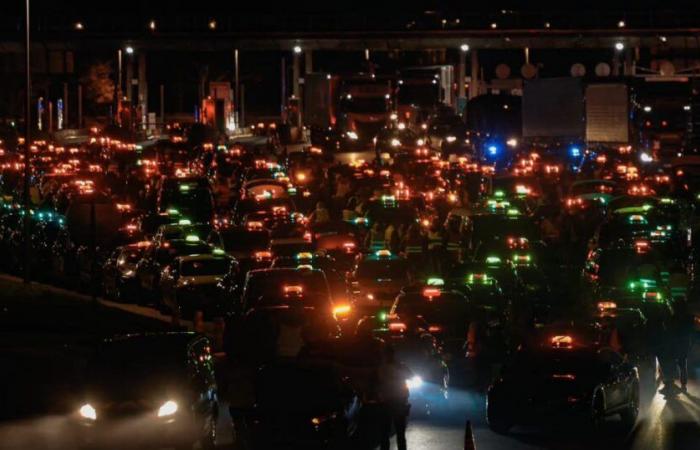 Los taxis bloquean parcialmente el peaje de Saint-Quentin-Fallavier.