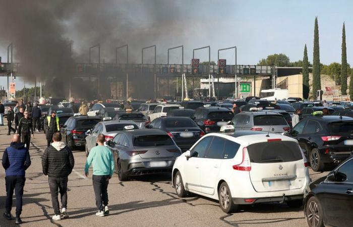 Enfadados con la Seguridad Social, los taxis han paralizado Bocas del Ródano