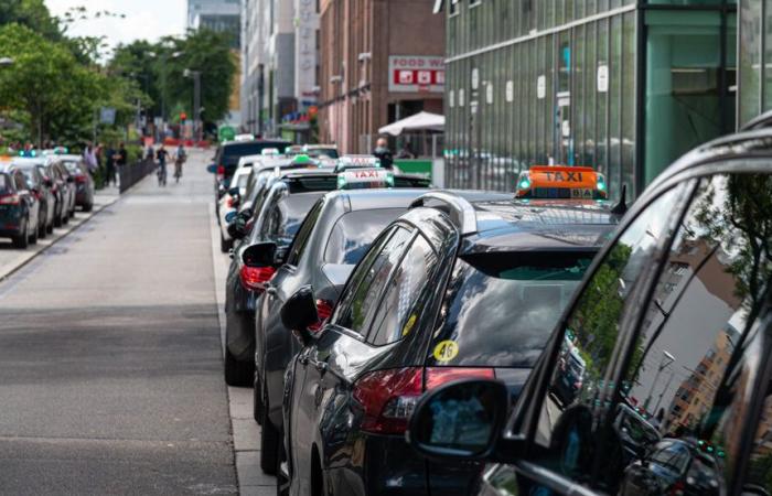 seguir los bloqueos de taxis y filtrar las barreras