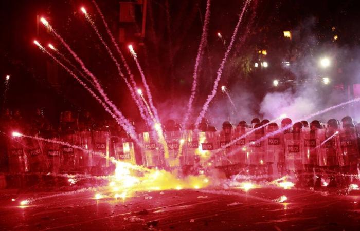 Sí, algunos manifestantes utilizan “cañones” hechos con fuegos artificiales contra la policía.