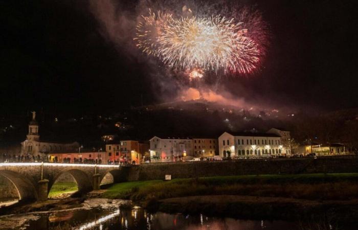 Un gran castillo de fuegos artificiales a modo de apoteosis.