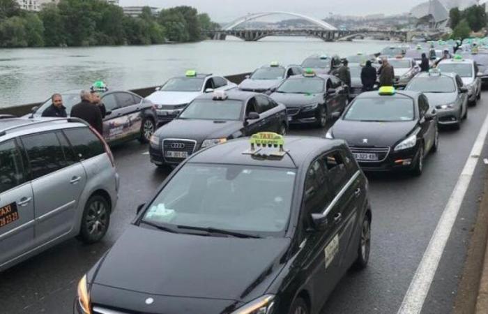 Protesta masiva de taxis, sigue bloqueos/perturbaciones