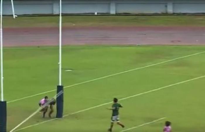 en video, un jugador mexicano aturdido por la caída del travesaño tras anotar un try