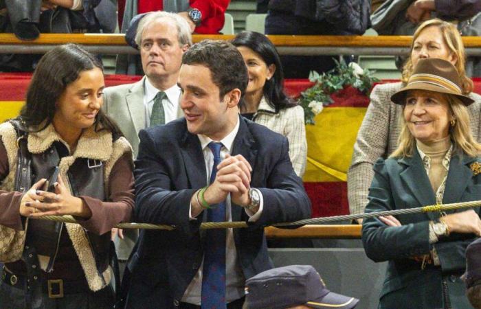 La infanta Elena reúne a sus dos hijos en la corrida benéfica por las víctimas de Valencia