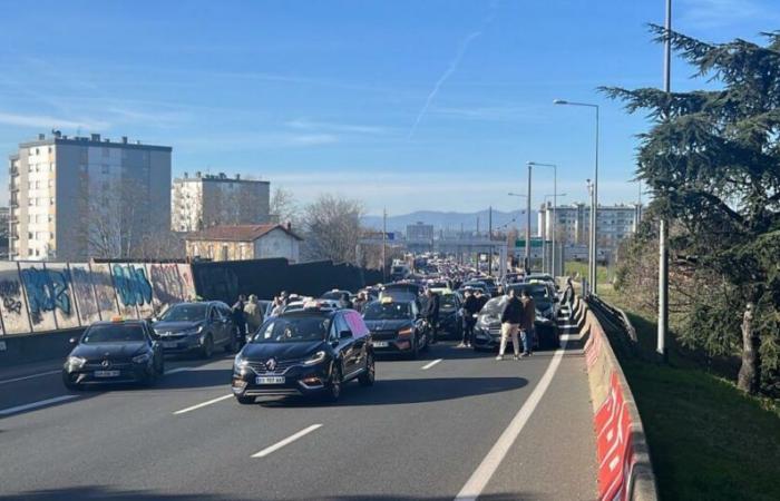 Protesta masiva de taxis, sigue bloqueos/perturbaciones