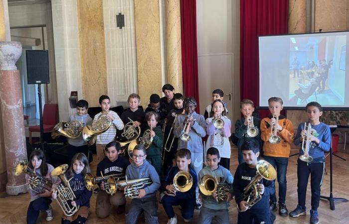 la orquesta encuentra un lugar en el horario de la escuela de Descartes