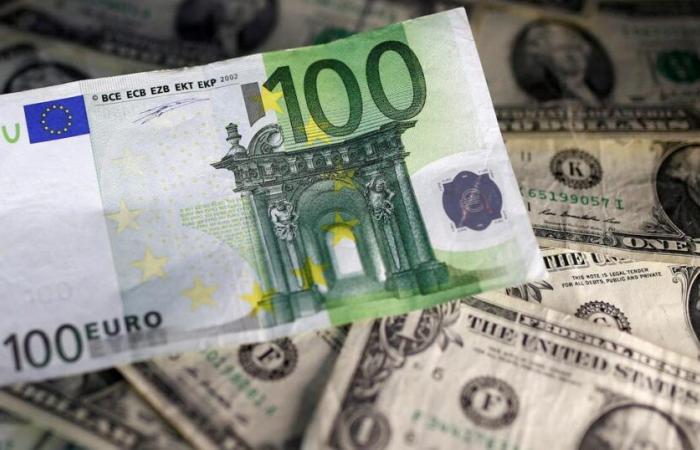 Ante la amenaza de una caída del Gobierno, el euro pierde un 1% frente al dólar