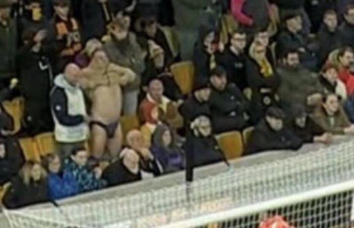 el divertidísimo striptease de una afición al fallar un penalti