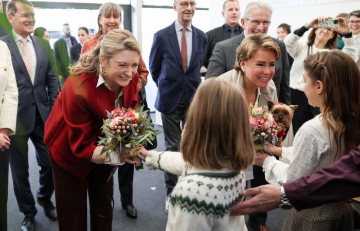 María Teresa y Stéphanie de Luxemburgo resplandecientes en el bazar navideño