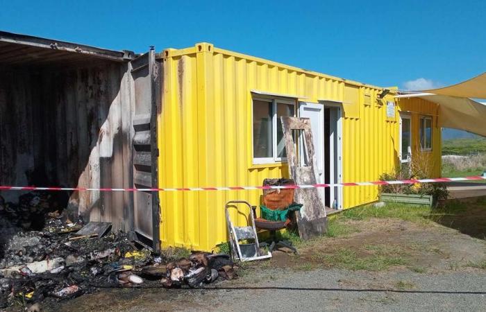 Un incendio arrasa un conocido snack bar en Koné