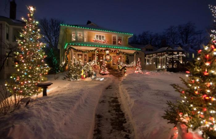 Para crear nuevos recuerdos para su esposa, que sufre Alzheimer, un septuagenario decora una calle entera para Navidad